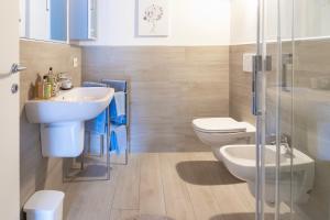 W łazience znajduje się umywalka, toaleta i prysznic. w obiekcie Ca de l'Angelon w Brenzone sul Garda
