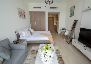 杜拜的住宿－Cozy Studio with Burj view，客厅配有床和沙发