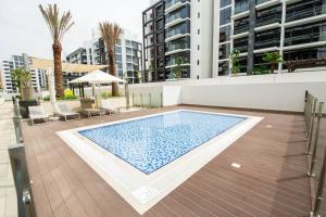una piscina en medio de un edificio en Cozy Studio with Burj view en Dubái