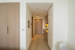un pasillo que conduce a una cocina en una casa en Cozy Studio with Burj view en Dubái