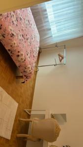 Habitación con mesa, silla y techo. en 01 quarto de casal Os demais cômodos da casa serão de uso compartilhado en Lucerna