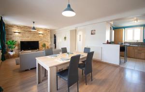 een eetkamer en een woonkamer met een tafel en stoelen bij La Roche dorée I Grand appartement centre ville in Brest