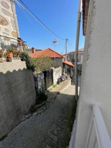 an alley way with a building and a house at Kalokairi Kontias in Kondiás