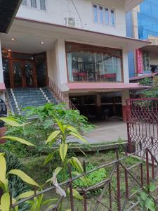 un edificio con scale e piante di fronte ad esso di Hotel Orchid a Guwahati