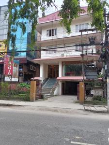 un edificio al lado de una calle en Hotel Orchid en Guwahati