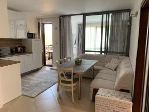 Dapur atau dapur kecil di Двуспални апартаменти Оазис Бийч клуб