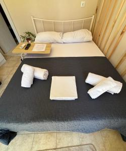 Una cama con dos almohadas y una mesa. en Athanias Studio en Drama