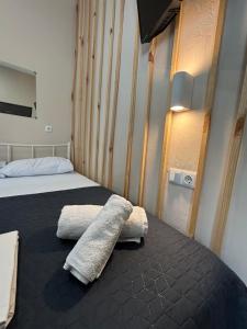 1 dormitorio con 1 cama con 2 toallas en Athanias Studio en Drama