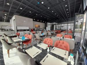 um restaurante com mesas e cadeiras num quarto em VE HOTELS KAPADOKYA em Nevşehir