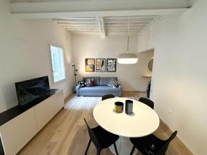 - un salon avec une table, des chaises et un canapé dans l'établissement Casa Ada, à Pontedera