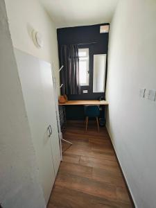 a hallway with a desk and a mirror in a room at Cosy Apartment in Senglea in Senglea
