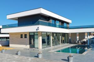 ein Haus mit Pool davor in der Unterkunft Astur in Zadar