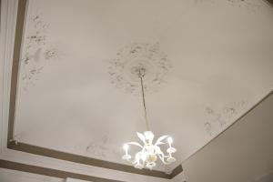 un soffitto con lampadario a braccio in una stanza di LN B&B CATANIA a Catania Altre 43 foto