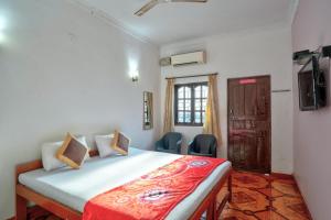 En eller flere senge i et værelse på Om Sai Guest House