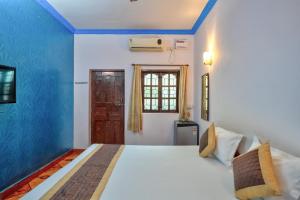 Un ou plusieurs lits dans un hébergement de l'établissement Om Sai Guest House