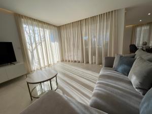 een woonkamer met een bank en een tafel bij GALA'Pe in Zadar