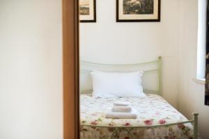 een spiegelbeeld van een bed met handdoeken erop bij Secret Garden Siena in Siena