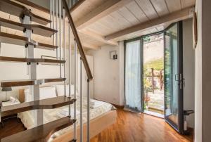 een kamer met een trap en een kamer met een raam bij Secret Garden Siena in Siena