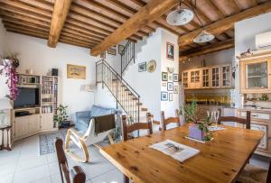 Una cocina y un comedor con mesa y sillas de madera. en Secret Garden Siena, en Siena