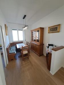 um quarto com uma secretária e uma mesa num quarto em Bubi's apartment, intero appartamento di 65mq em Livorno