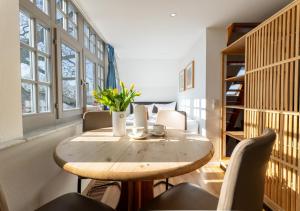 uma sala de jantar com uma mesa de madeira e cadeiras em Bussard em Zinnowitz