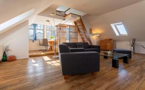 uma sala de estar com um sofá e uma escada em Bussard em Zinnowitz