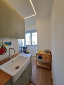 リヴォルノにあるBubi's apartment, intero appartamento di 65mqのウッドフロアのキッチン(白いシンク付) +53枚の写真