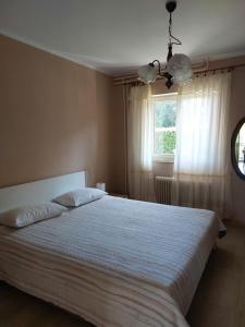 ein Schlafzimmer mit einem großen Bett und einem Fenster in der Unterkunft Appartamenti Clara in Poreč