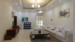 salon z kanapą i stolikiem kawowym w obiekcie PRIVATE ROOM WITH WASHROOM AND BALCONY w Dubaju