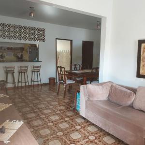 - un salon avec un canapé et une table dans l'établissement Casa no centro de Saquarema, à Saquarema