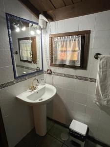 bagno con lavandino e specchio di Casa rural en Redes a Ríoseco