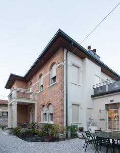 a large white house with a large window at Dafne B&B in Treviso