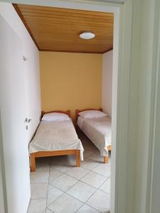 2 Betten in einem Zimmer mit einer Decke in der Unterkunft Apartment Marta in Split