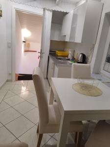 eine Küche mit einem weißen Tisch und Stühlen in der Unterkunft Apartment Marta in Split