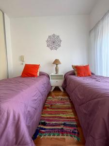 dos camas sentadas una al lado de la otra en una habitación en Semipiso en Las Lomitas en Lomas de Zamora
