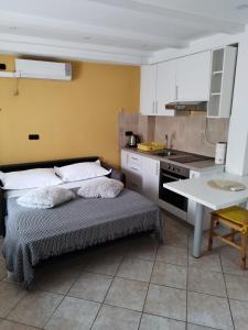 eine Küche mit einem Bett und einem Tisch darin in der Unterkunft Apartment Marta in Split
