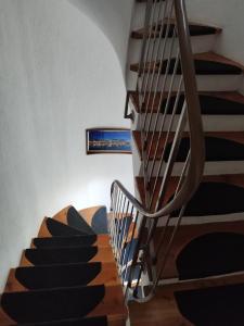 eine Wendeltreppe in einem Haus mit schwarzen Laufflächen in der Unterkunft Apartment Marta in Split
