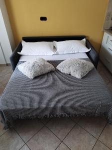 1 cama con 2 almohadas en una habitación en Apartment Marta, en Split