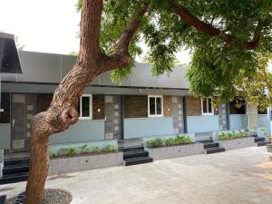 ein Gebäude mit einem Baum davor in der Unterkunft Neem Tree home stay in Visakhapatnam
