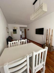 Un comedor con una mesa y sillas blancas. en Semipiso en Las Lomitas, en Lomas de Zamora 5 fotos más