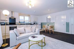 sala de estar con sofá blanco y mesa en Cozy 1 Bedroom Apartment, Prime Location , Free Parking en Mánchester