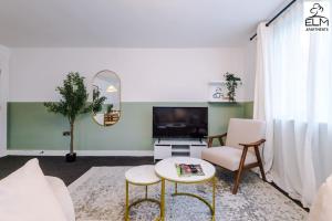 sala de estar con TV, mesa y sillas en Cozy 1 Bedroom Apartment, Prime Location , Free Parking en Mánchester