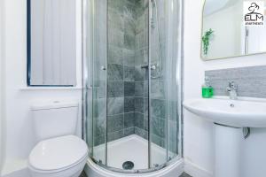 y baño con ducha, aseo y lavamanos. en Cozy 1 Bedroom Apartment, Prime Location , Free Parking en Mánchester