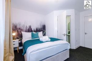 1 dormitorio con 1 cama grande y una pintura en la pared en Cozy 1 Bedroom Apartment, Prime Location , Free Parking en Mánchester