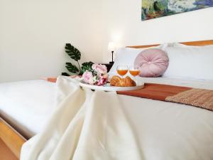 En eller flere senge i et værelse på Holihome_Casa di Stefano 50m dal mare