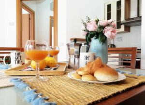 Pilihan sarapan tersedia untuk tetamu di Holihome_Casa di Stefano 50m dal mare