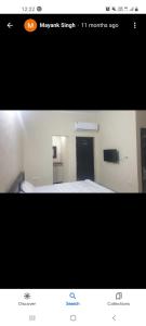 ein Bild eines Schlafzimmers mit einem Bett in einem Zimmer in der Unterkunft Shree Banke bihari home stay in Mathura
