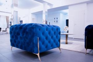 a blue tufted bench in a living room at Guest Rooms Diamant Biel/Bienne in Biel