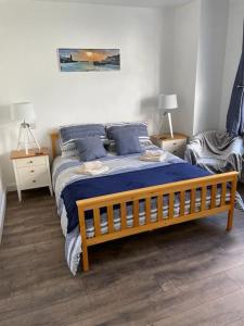Voodi või voodid majutusasutuse Guest Suite in Porthleven With Private Garden toas