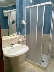 ein Bad mit einem Waschbecken und einer Dusche in der Unterkunft Montebello Park Hotel in Perugia